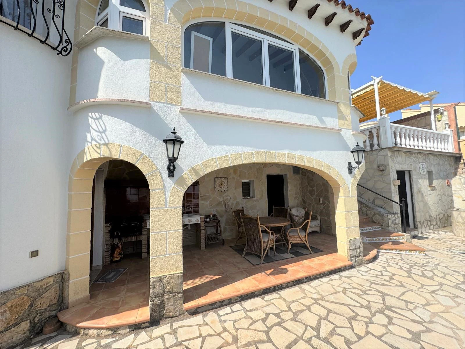 Villa con encanto y vistas al mar. Lista para entrar a vivir