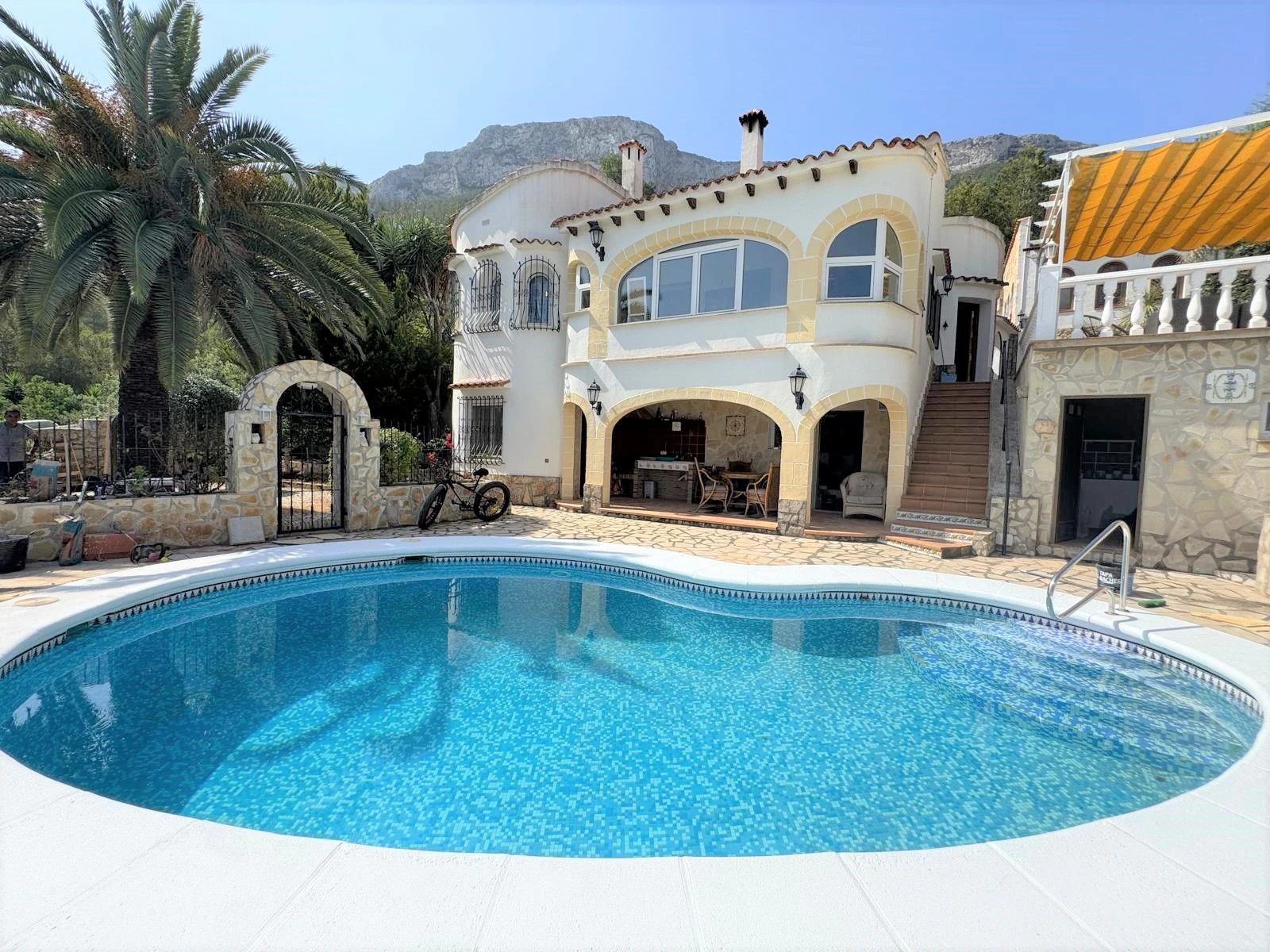Villa con encanto y vistas al mar. Lista para entrar a vivir