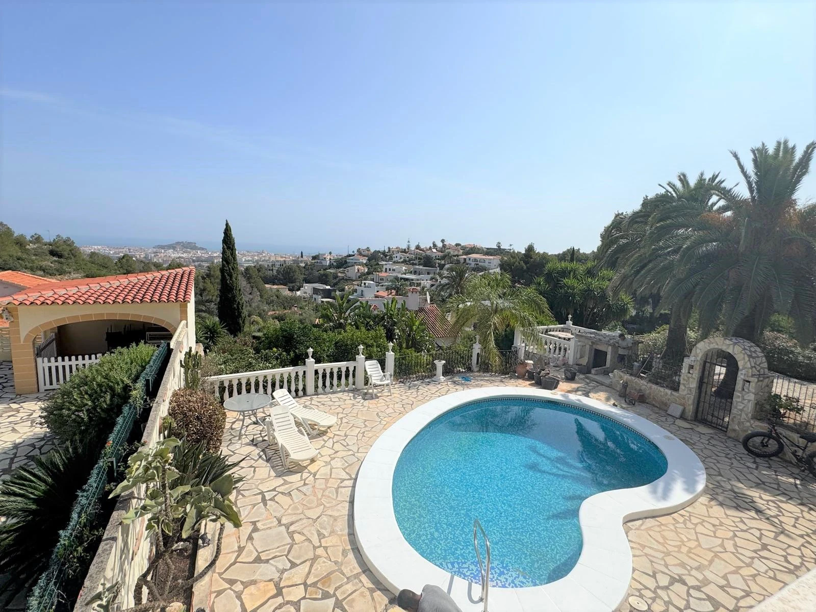 Villa con encanto y vistas al mar. Lista para entrar a vivir