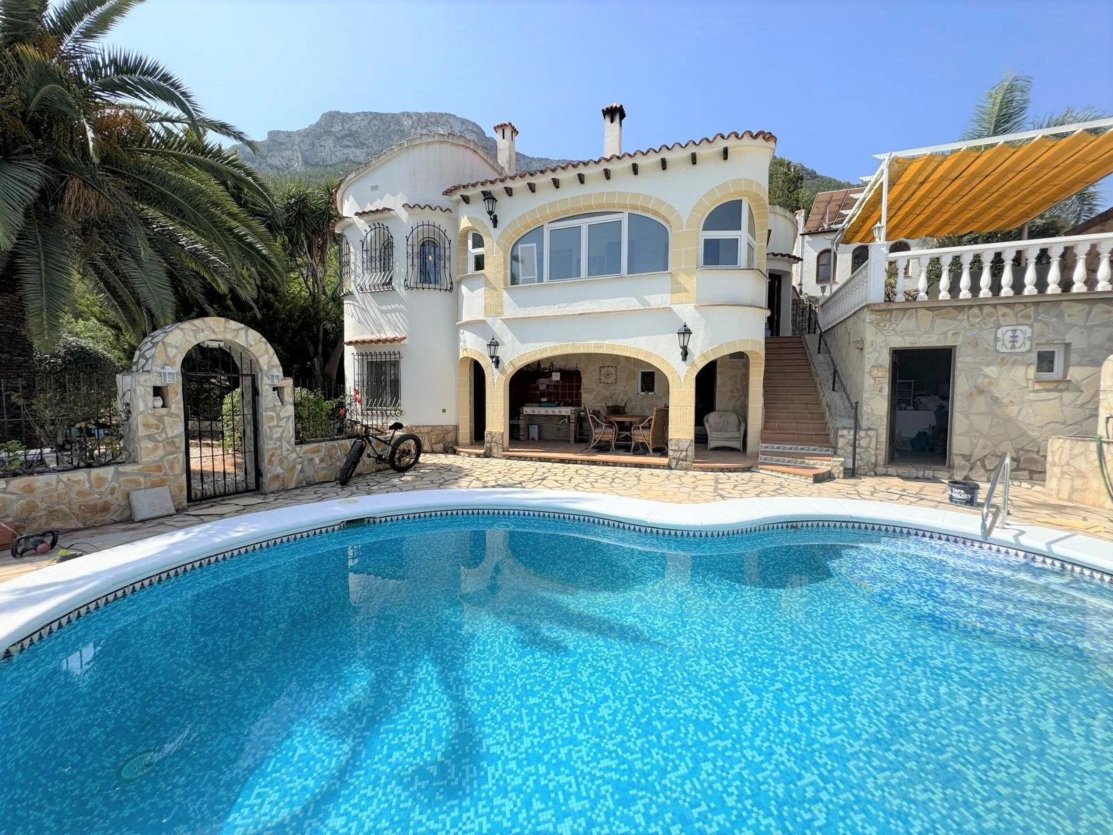 Villa con encanto y vistas al mar. Lista para entrar a vivir