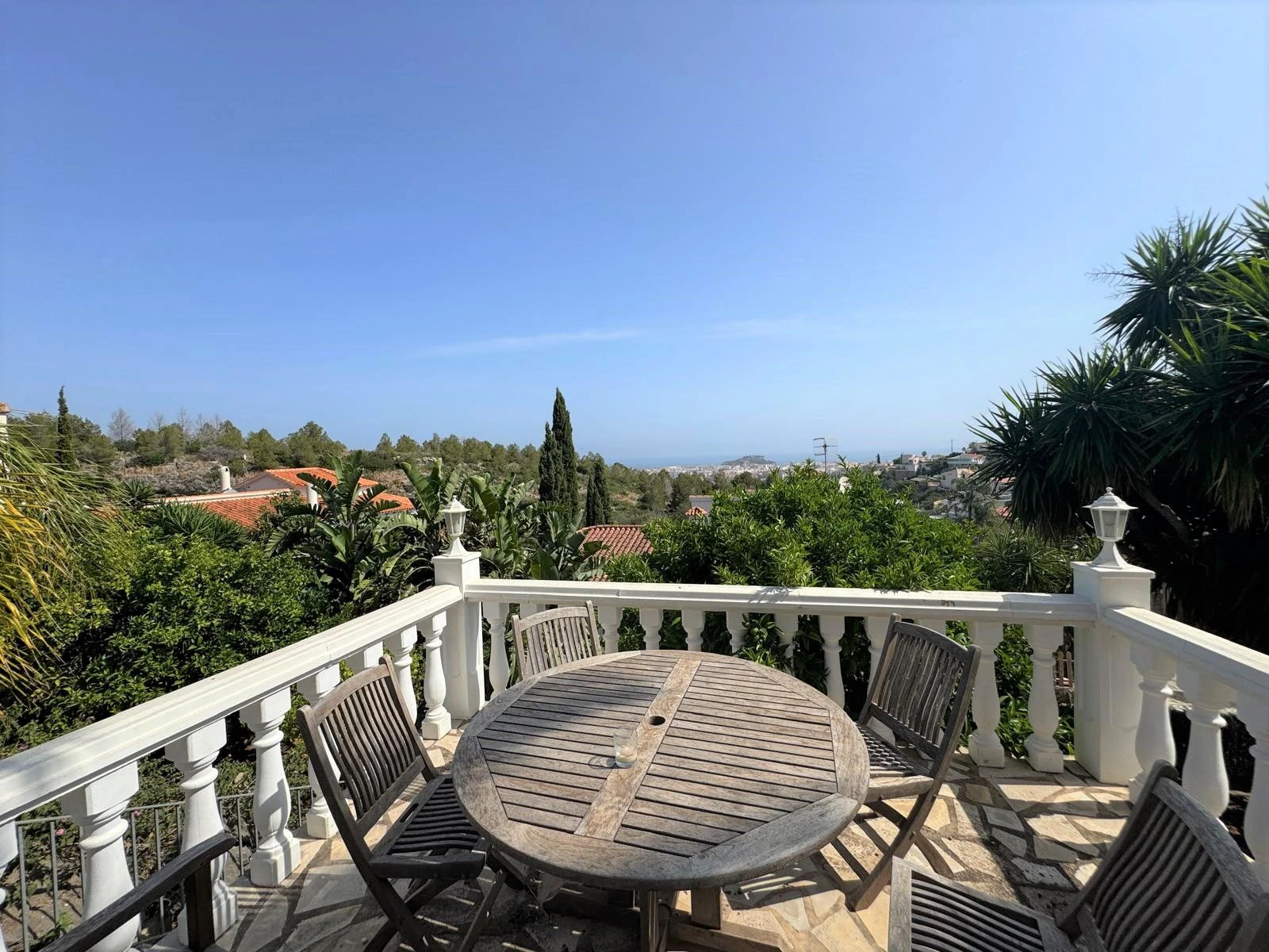 Villa con encanto y vistas al mar. Lista para entrar a vivir