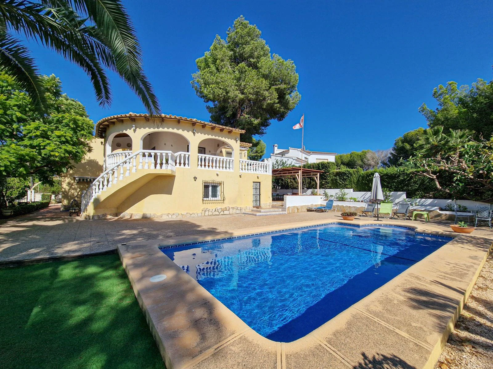 SUMMER RENTAL APARTMENT WITH PRIVATE POOL