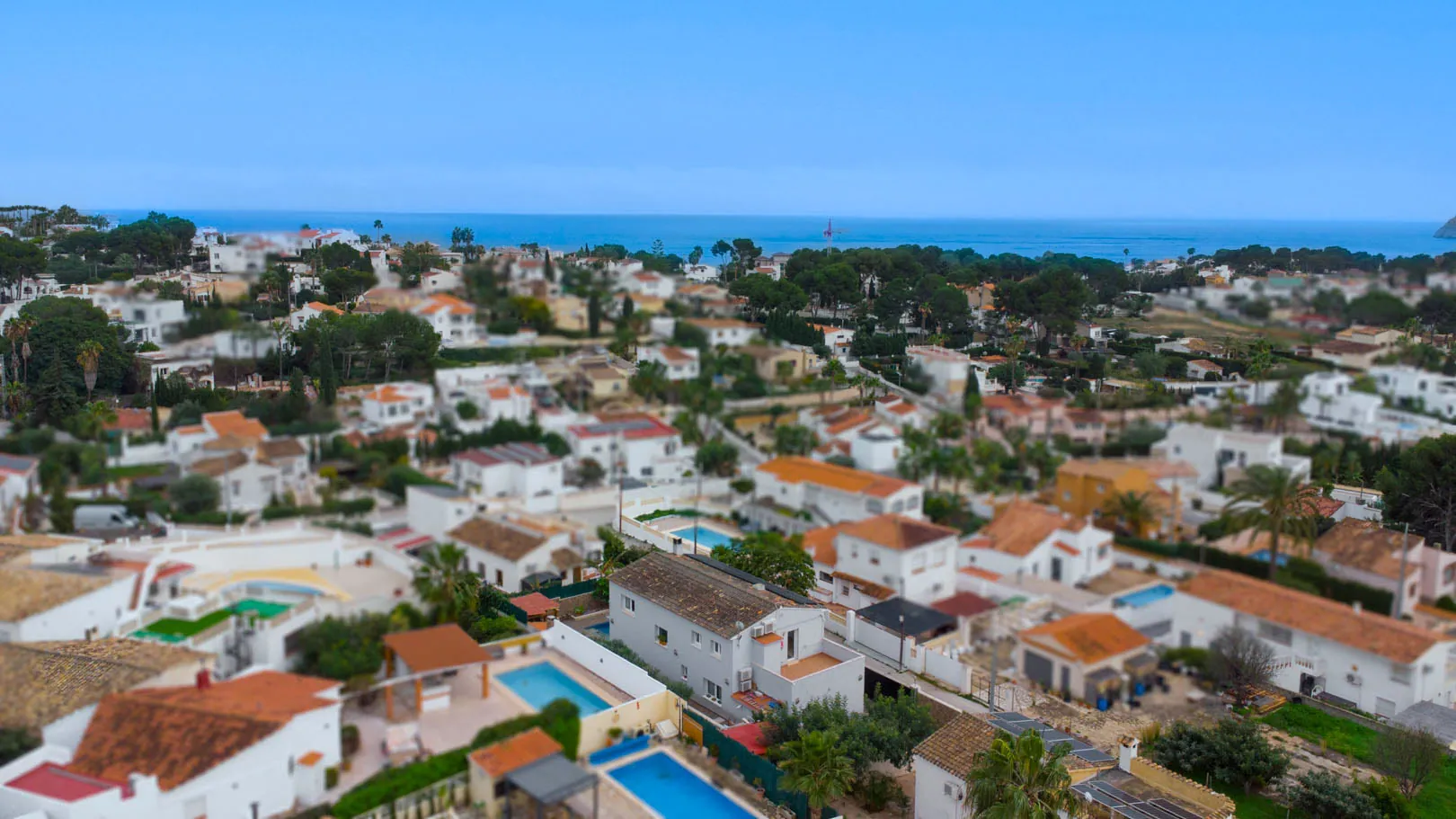 Villa luminosa con piscina privada y orientación sur a pasos del mar en Carrio