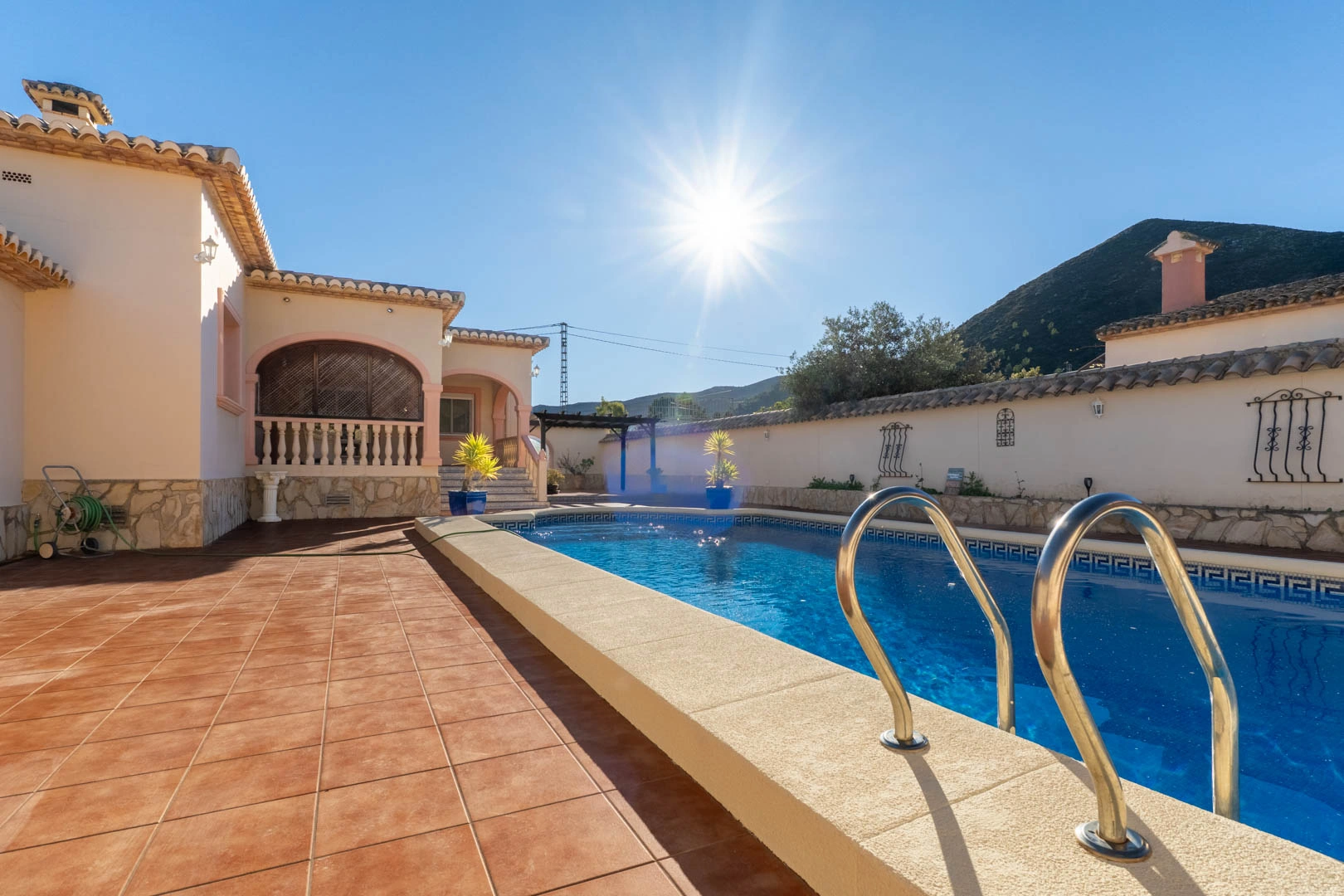 Villa de estilo mediterráneo a la venta en Jalón