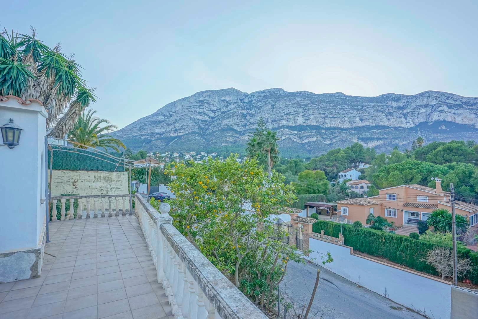 Villa tradicional con licencia para reformar en venta en Denia