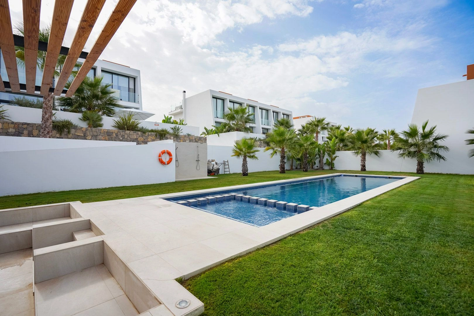 Moderne nieuwbouw geschakelde chalet te koop in Calpe