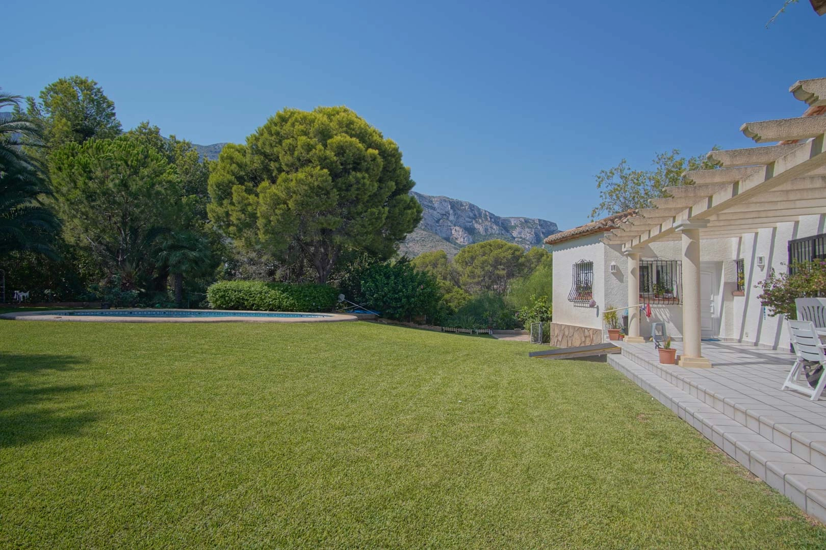 Villa con vistas panoramicas al mar a la venta en Denia.