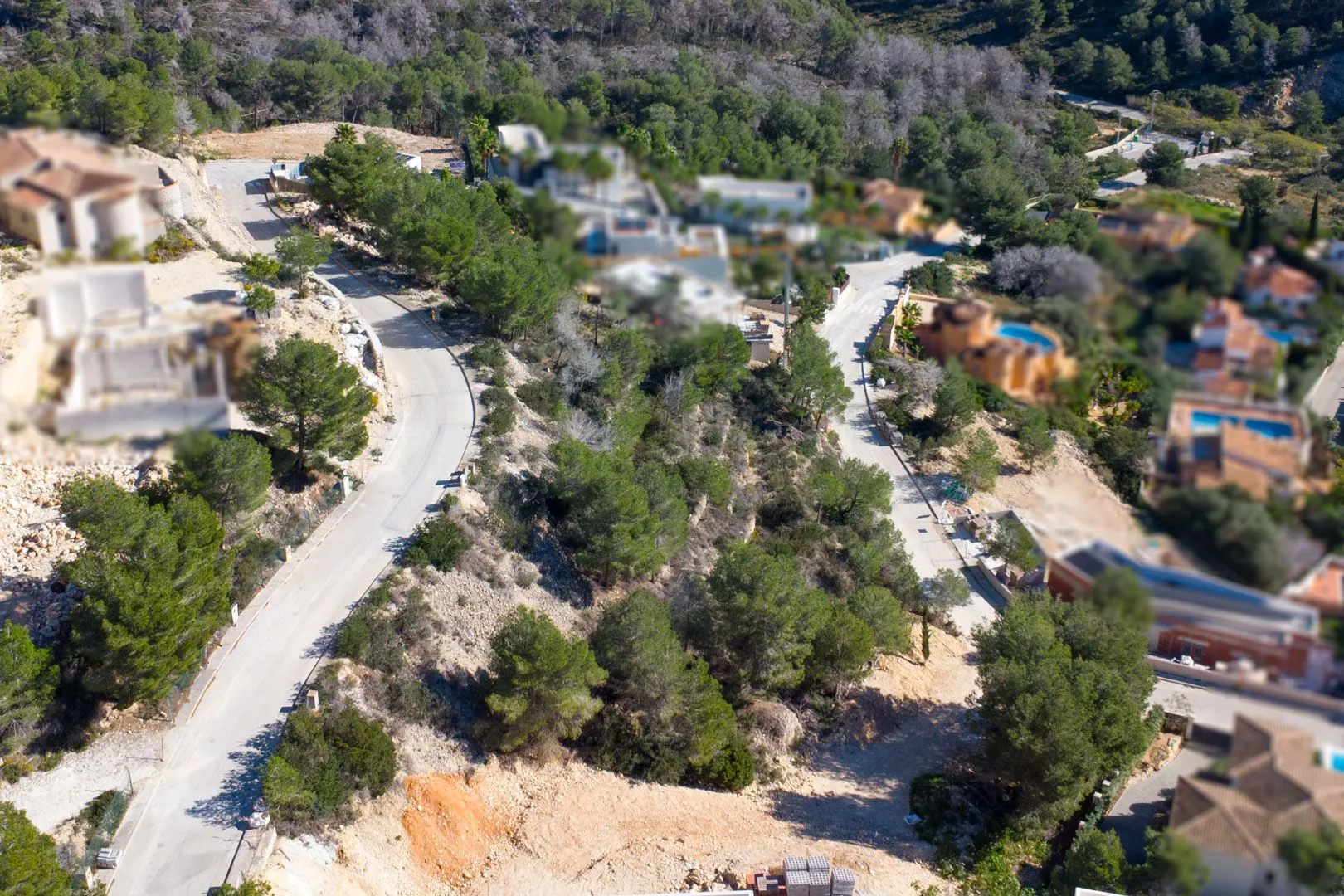 Terreno edificable con vistas al mar, libre de constructor, en venta en Jávea.