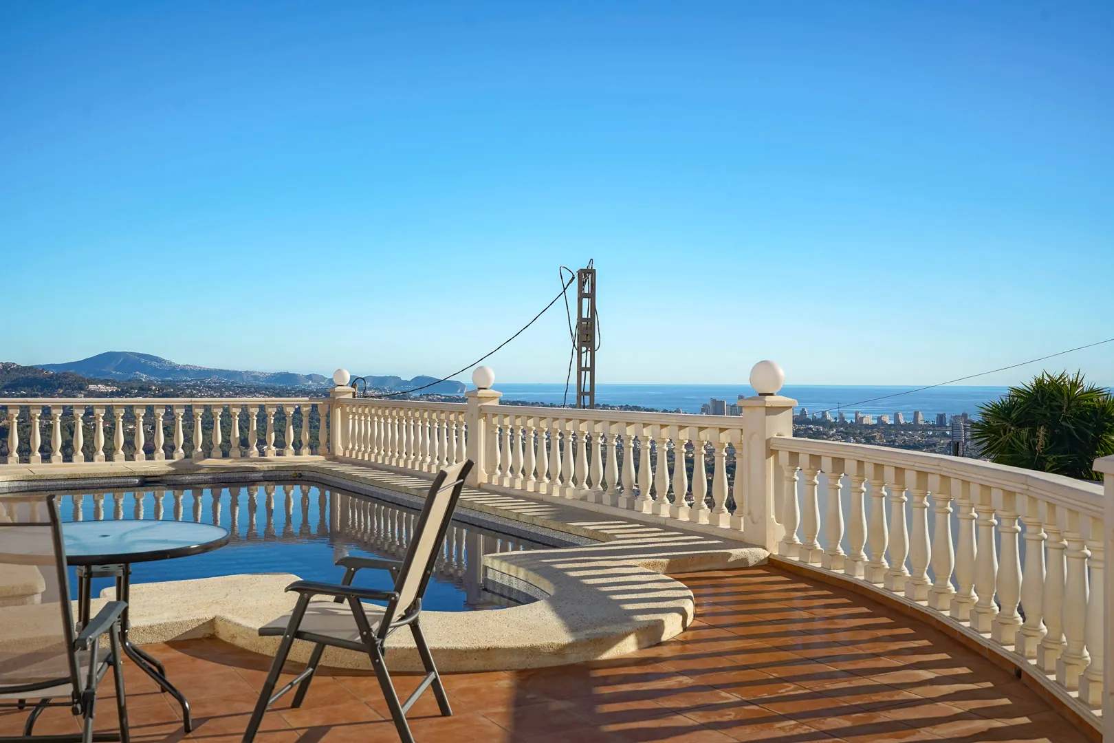 Villa con casa de invitados y vistas panoramicas al mar en venta en Calpe