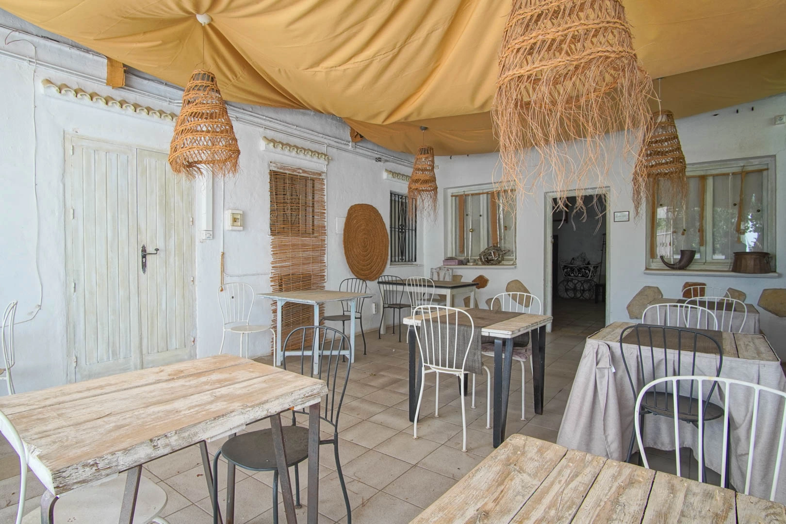 Villa y comercio con vistas parciales al mar a la venta en Las Rotas, Denia