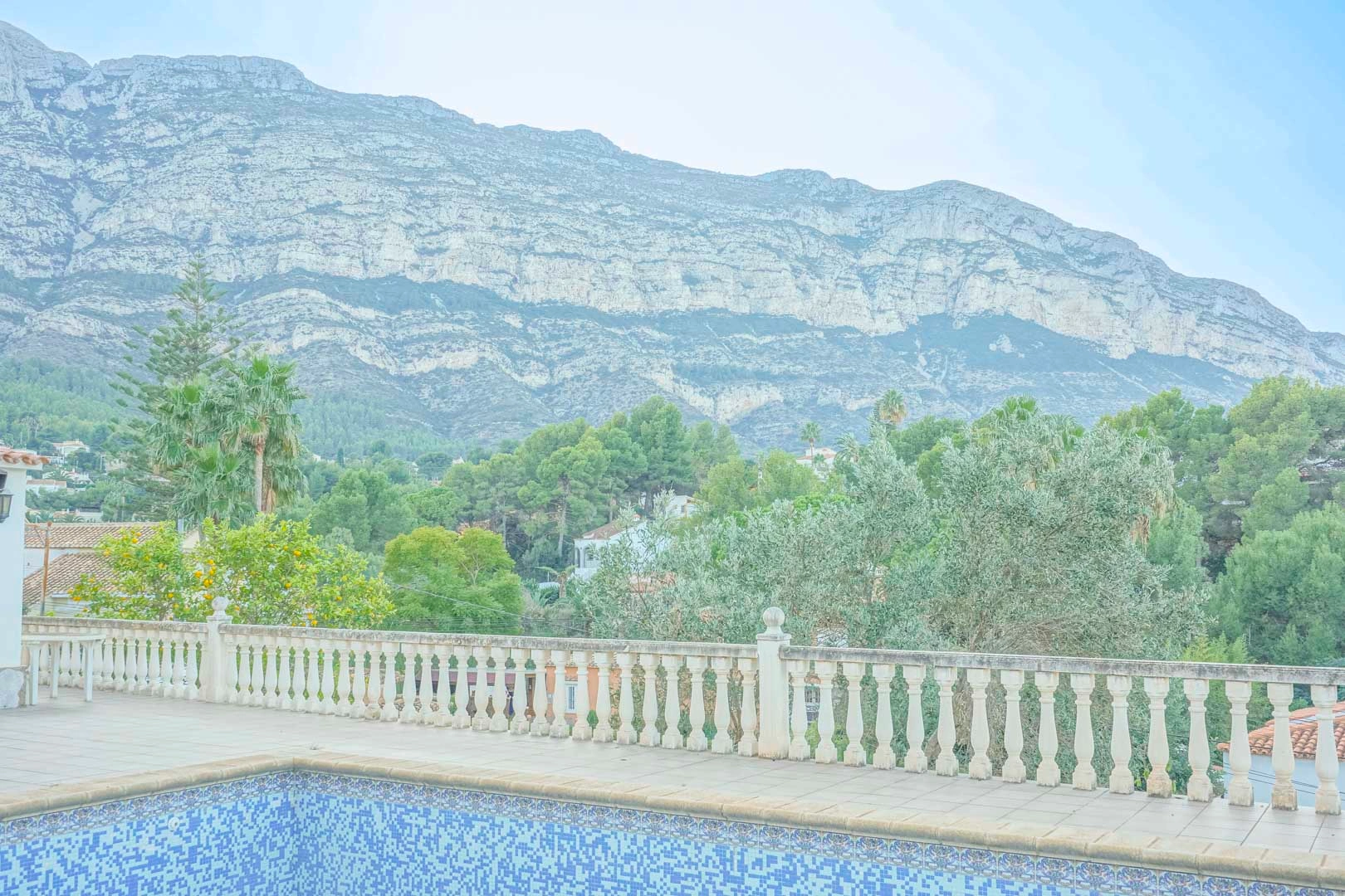 Villa tradicional con licencia para reformar en venta en Denia
