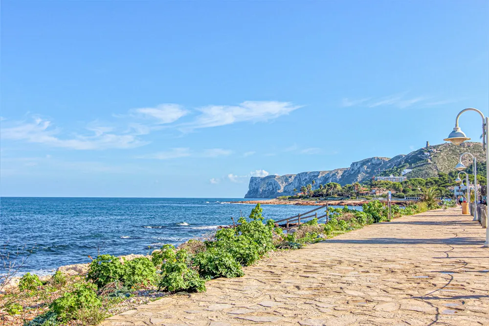 Villa tradicional con licencia para reformar en venta en Denia