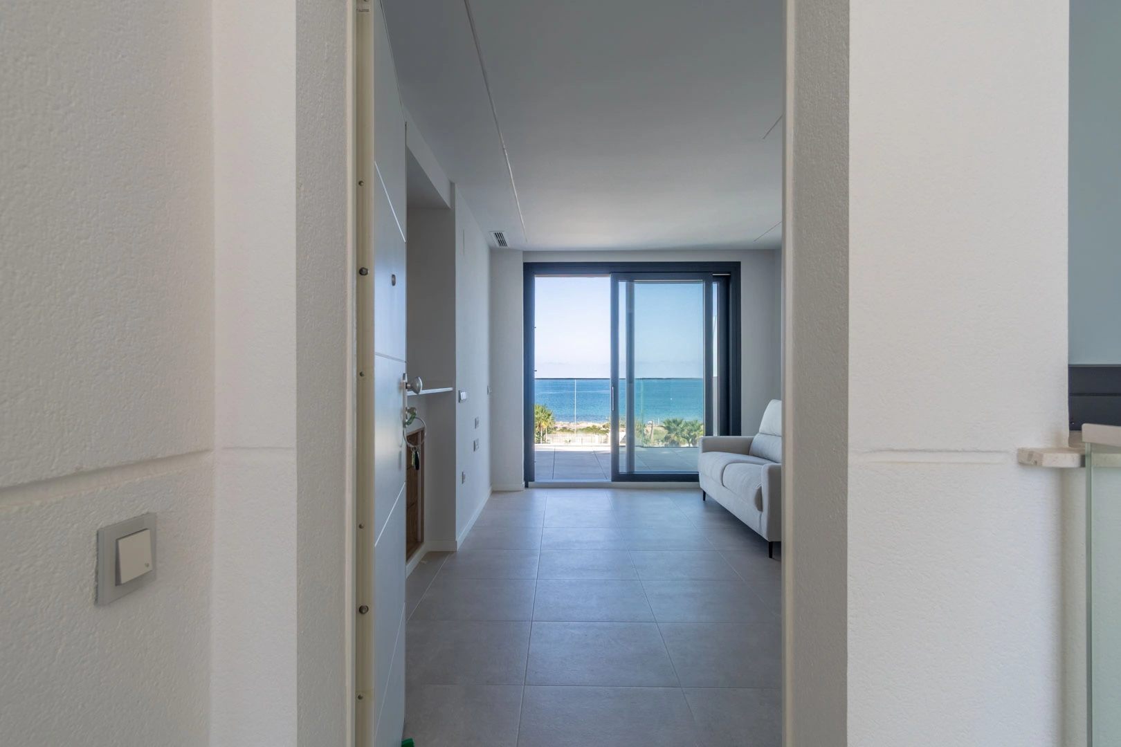 Ático con amplia terraza, en primera linea con vistas al mar y montaña, a la venta en Denia.