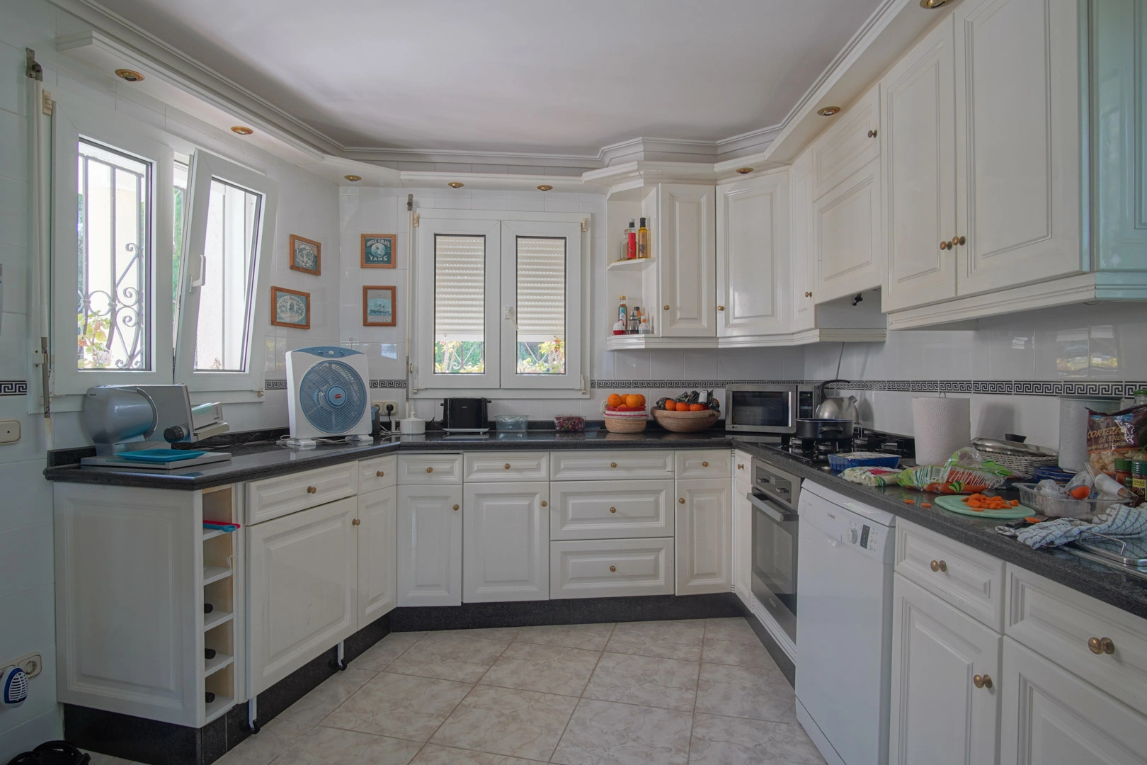 Villa con vistas panoramicas al mar a la venta en Denia.