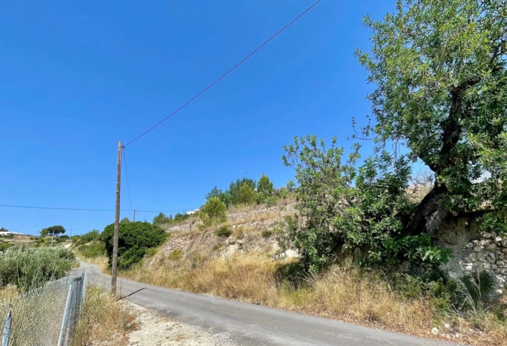 Traditional villa project with building permit for sale on a large plot in Benissa.
