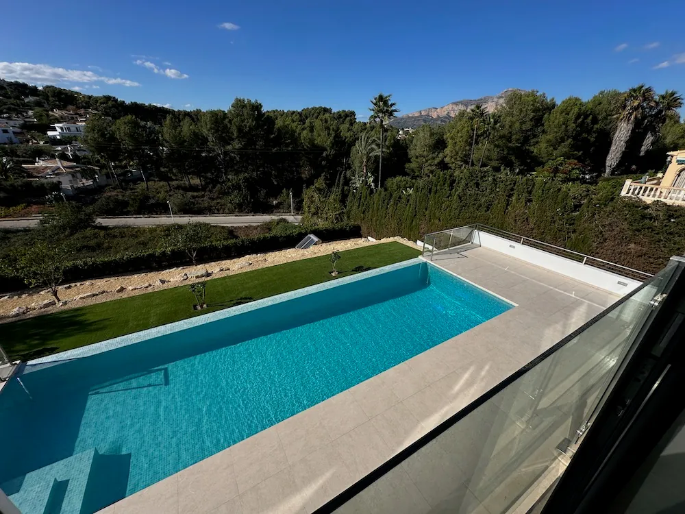 Stunning Modern Villa with Mountain Views and Infinity Pool