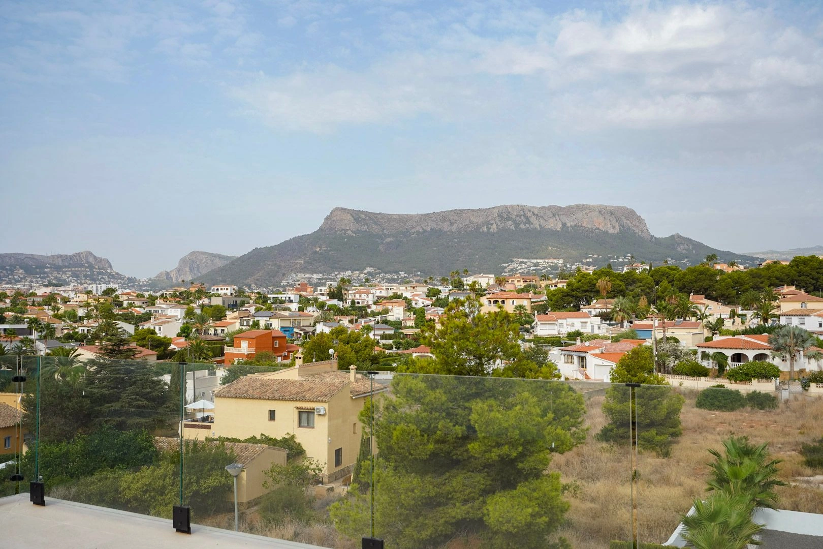 Moderne nieuwbouw geschakelde chalet te koop in Calpe