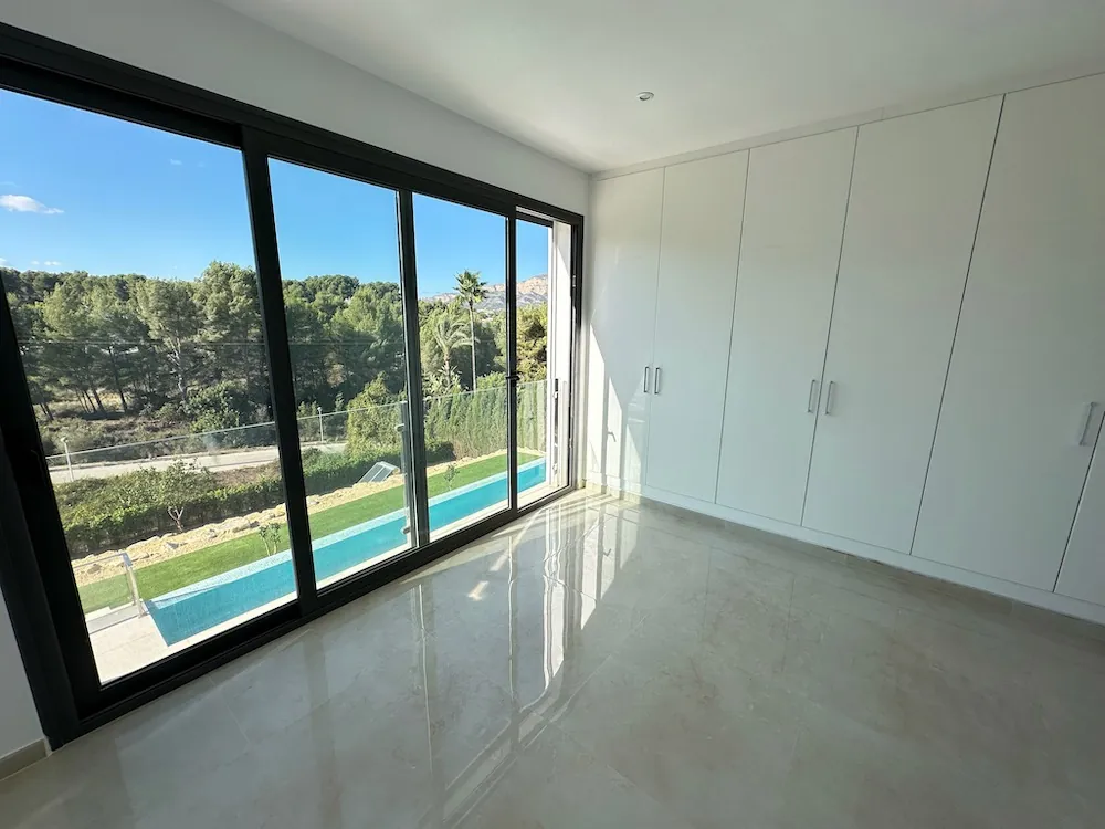 Stunning Modern Villa with Mountain Views and Infinity Pool