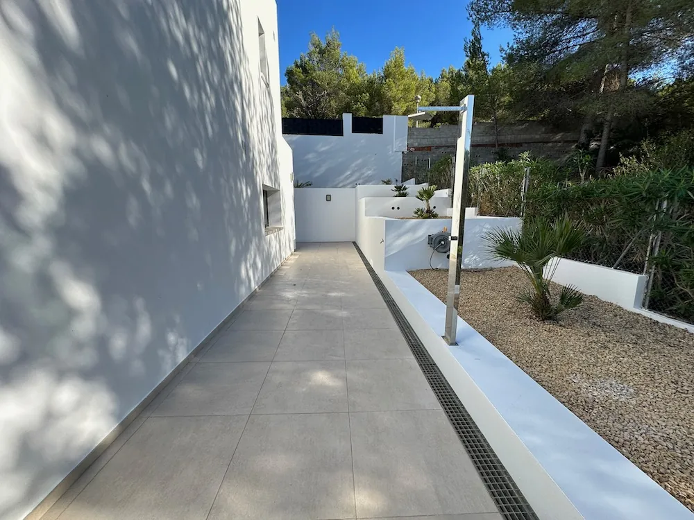 Stunning Modern Villa with Mountain Views and Infinity Pool