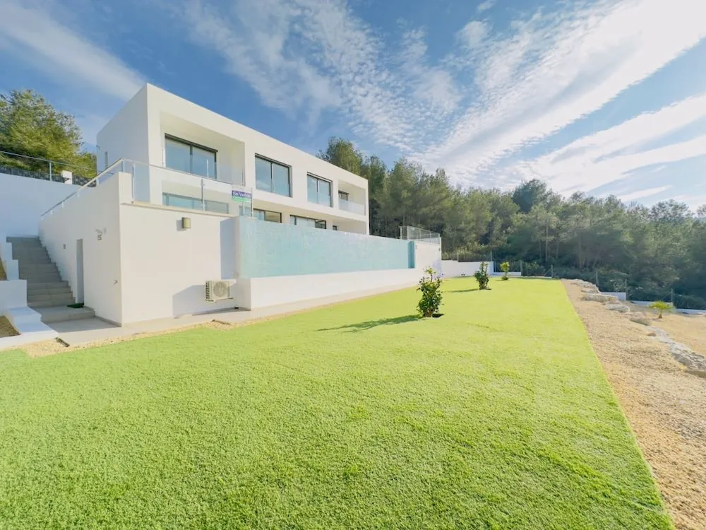 Stunning Modern Villa with Mountain Views and Infinity Pool