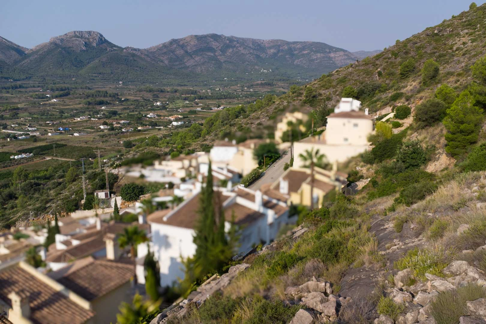 Urban plot with open views of the Jalón Valley.
