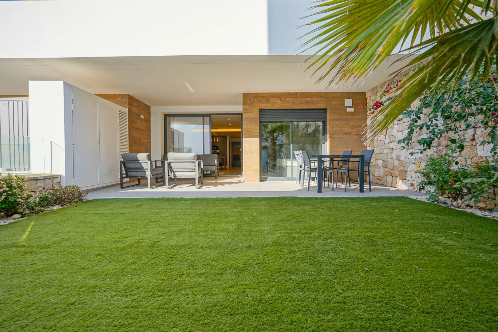 Luminoso y moderno apartamento de dos dormitorios en venta en Cumbre del Sol.