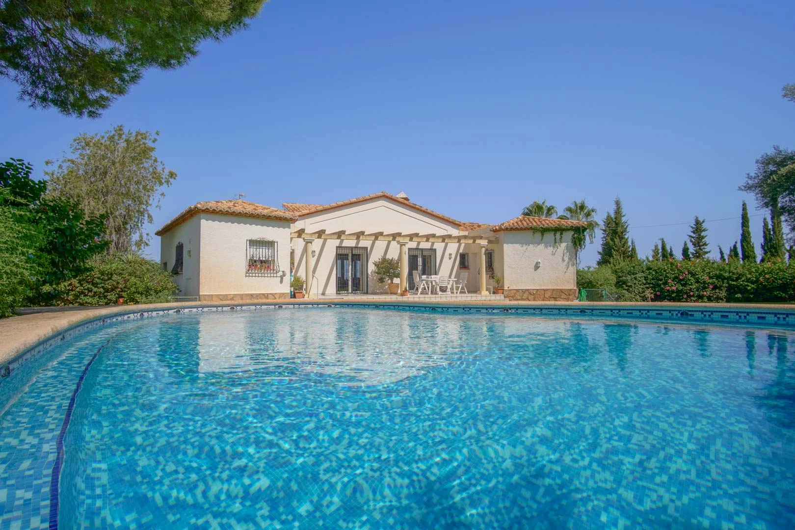 Villa con vistas panoramicas al mar a la venta en Denia.