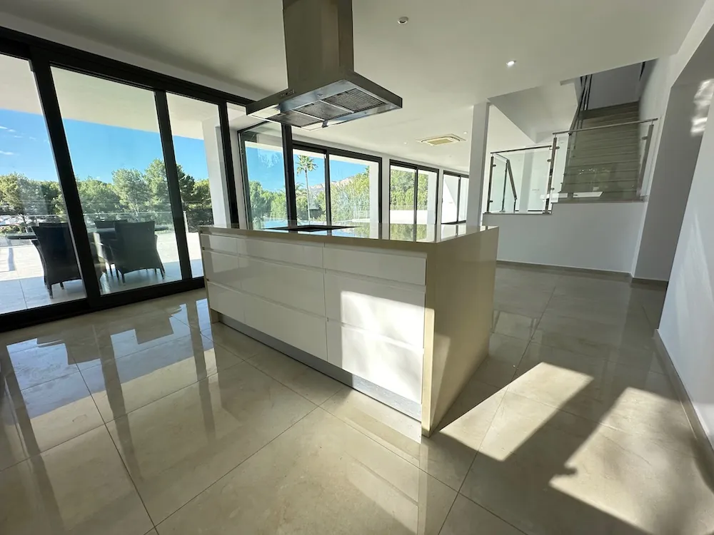 Stunning Modern Villa with Mountain Views and Infinity Pool