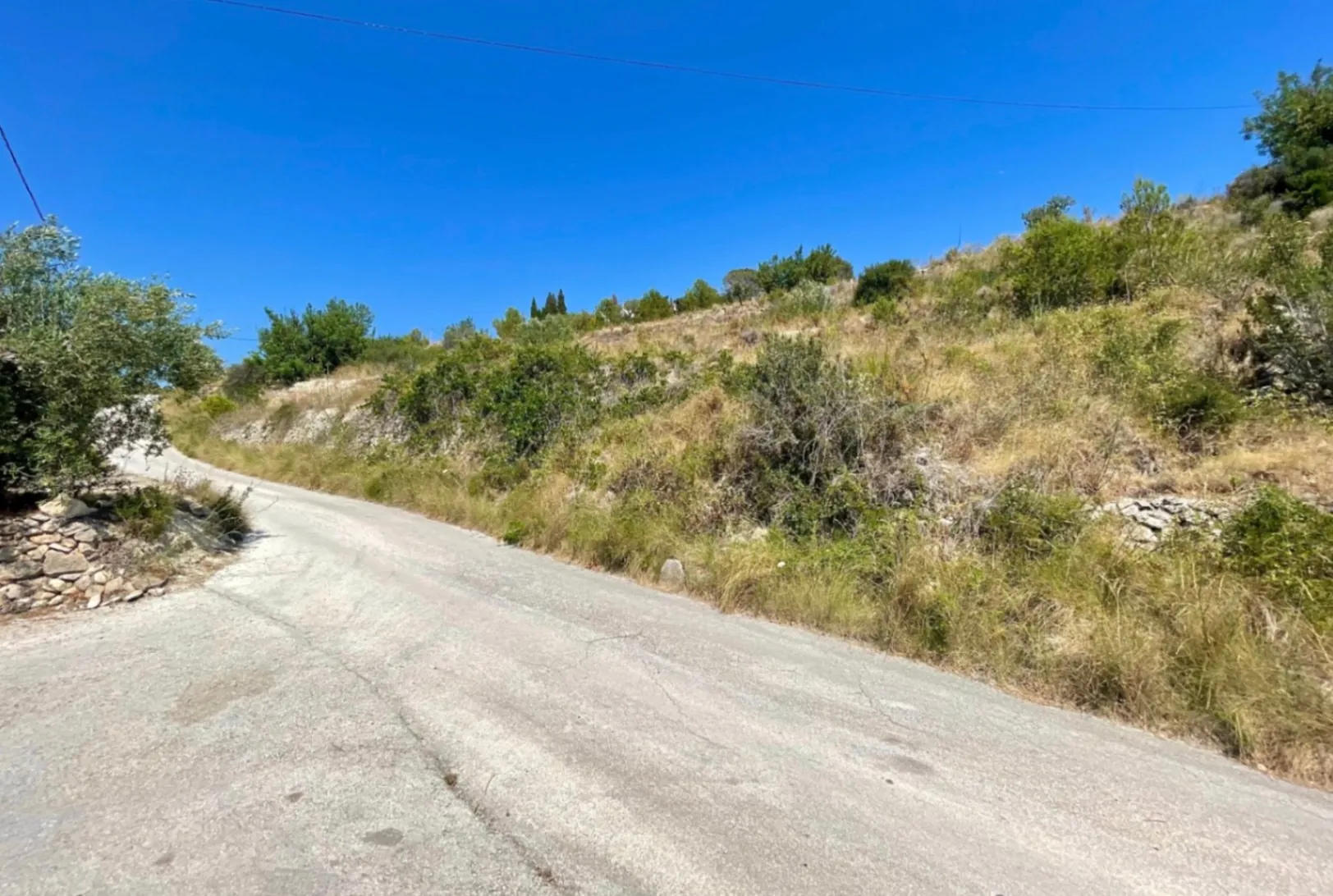 Traditional villa project with building permit for sale on a large plot in Benissa.