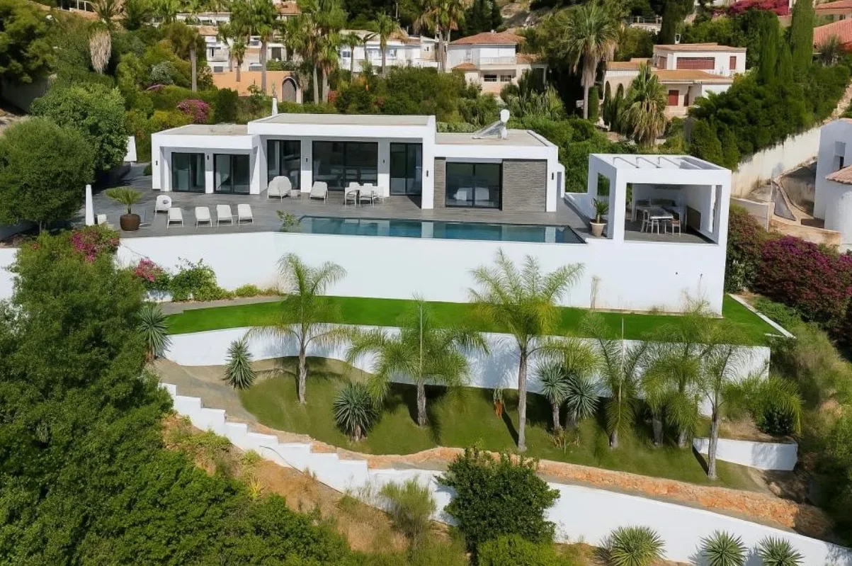 Impactante villa con vistas panorámicas al mar cerca de moraira