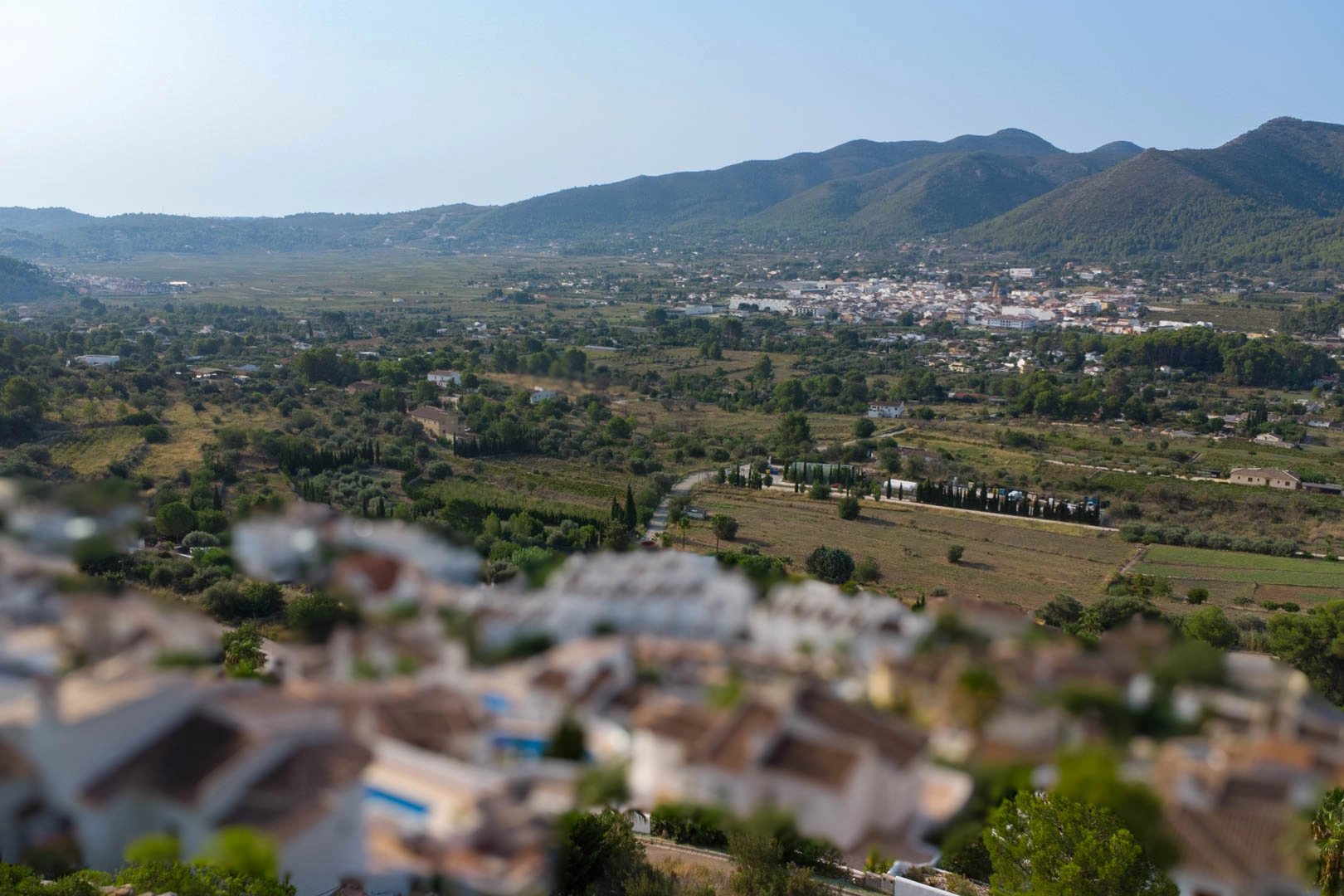 Urban plot with open views of the Jalón Valley.