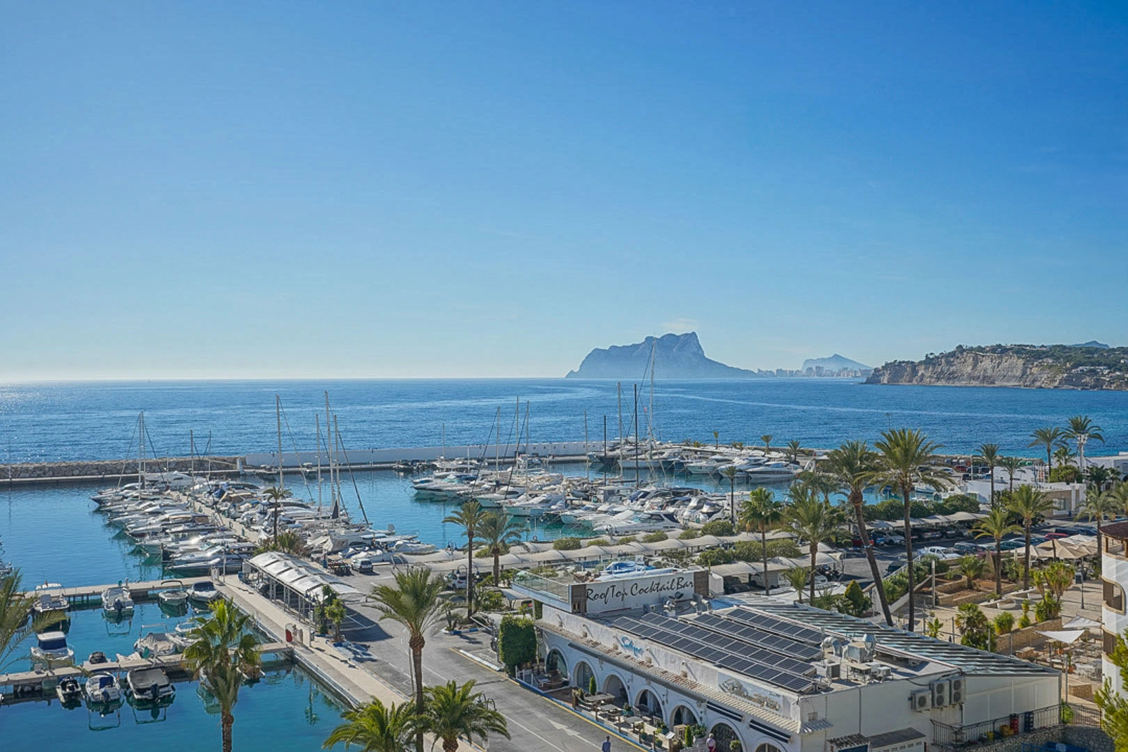 Villa moderna con vistas al mar a la venta en Moraira.