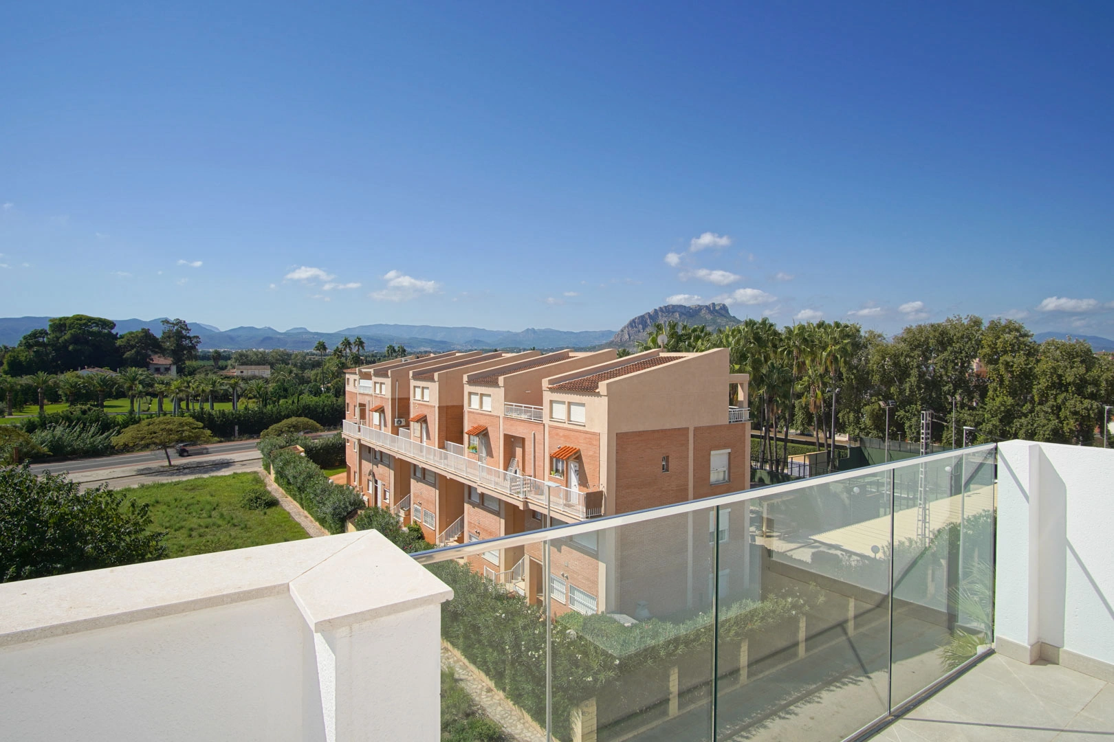 Ático con amplia terraza, en primera linea con vistas al mar y montaña, a la venta en Denia.