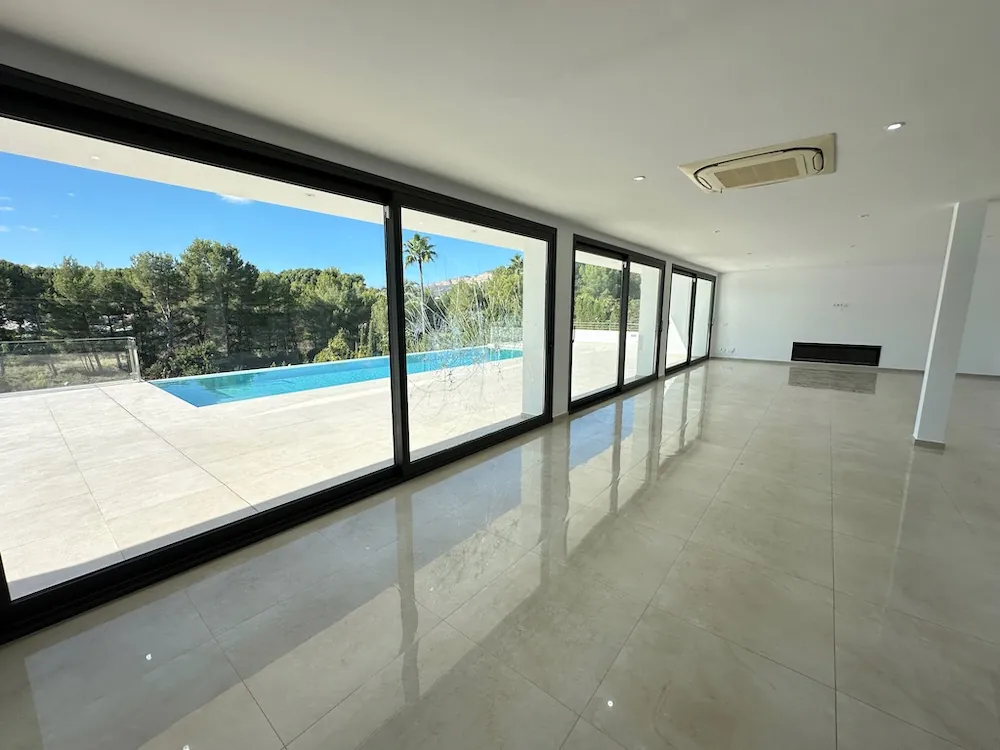 Stunning Modern Villa with Mountain Views and Infinity Pool