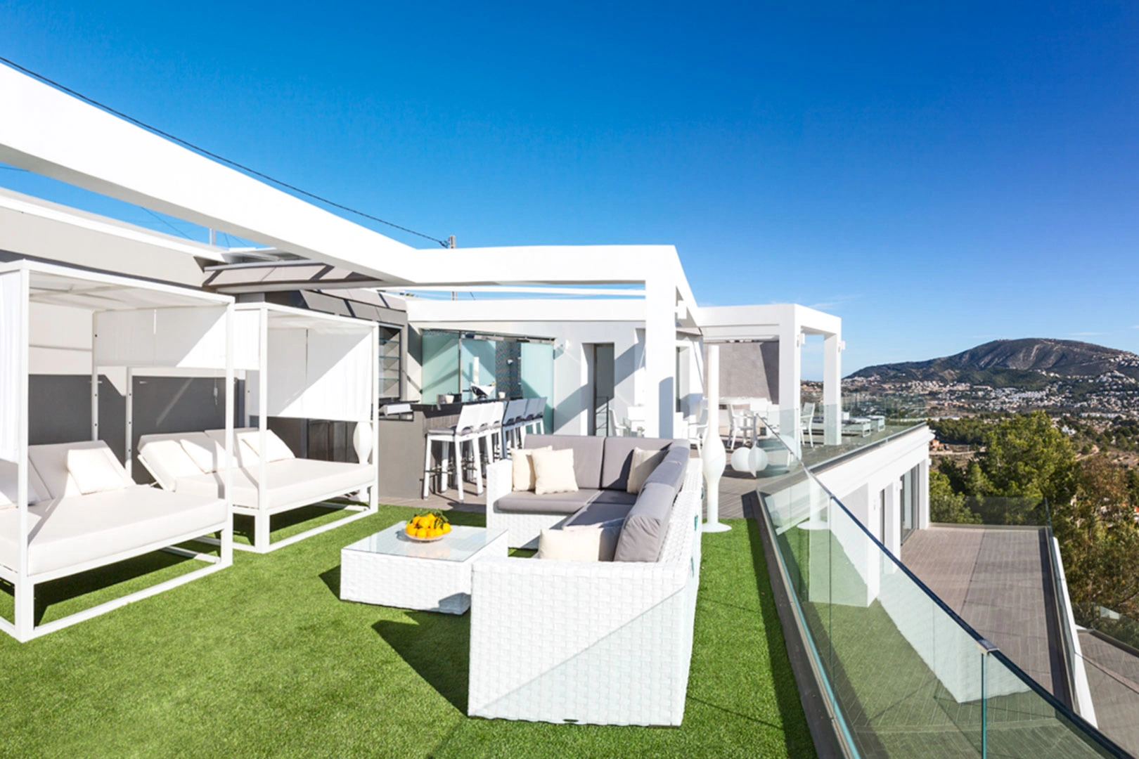 Villa moderna con vistas panoramicas al mar a la venta en Moraira.