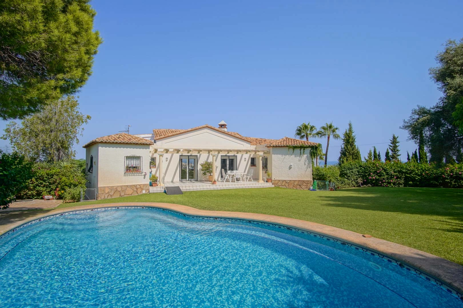 Villa con vistas panoramicas al mar a la venta en Denia.