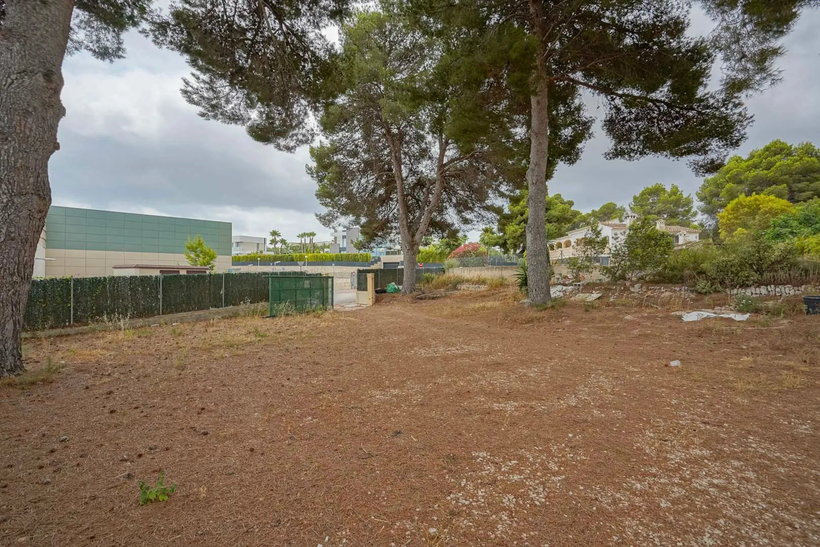 Parcela di 2600 m2 con casa in vendita a pochi passi dalla spiaggia di sabbia a Jávea.