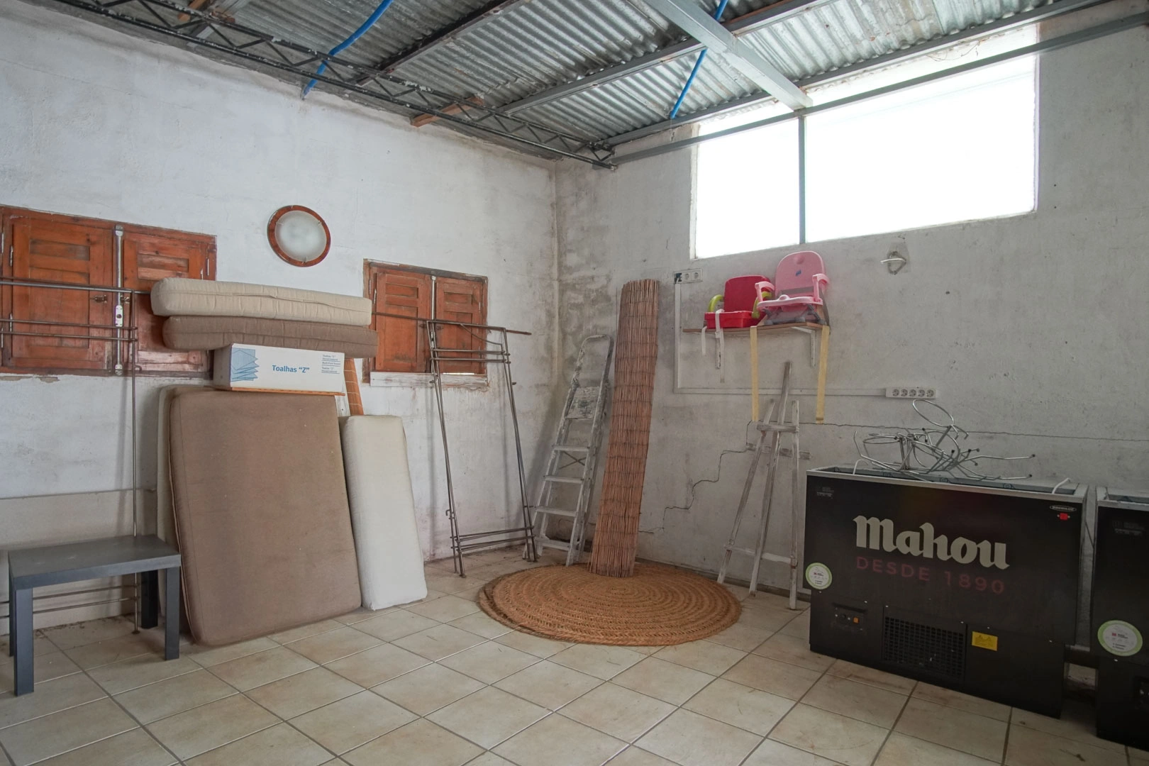 Villa y comercio con vistas parciales al mar a la venta en Las Rotas, Denia