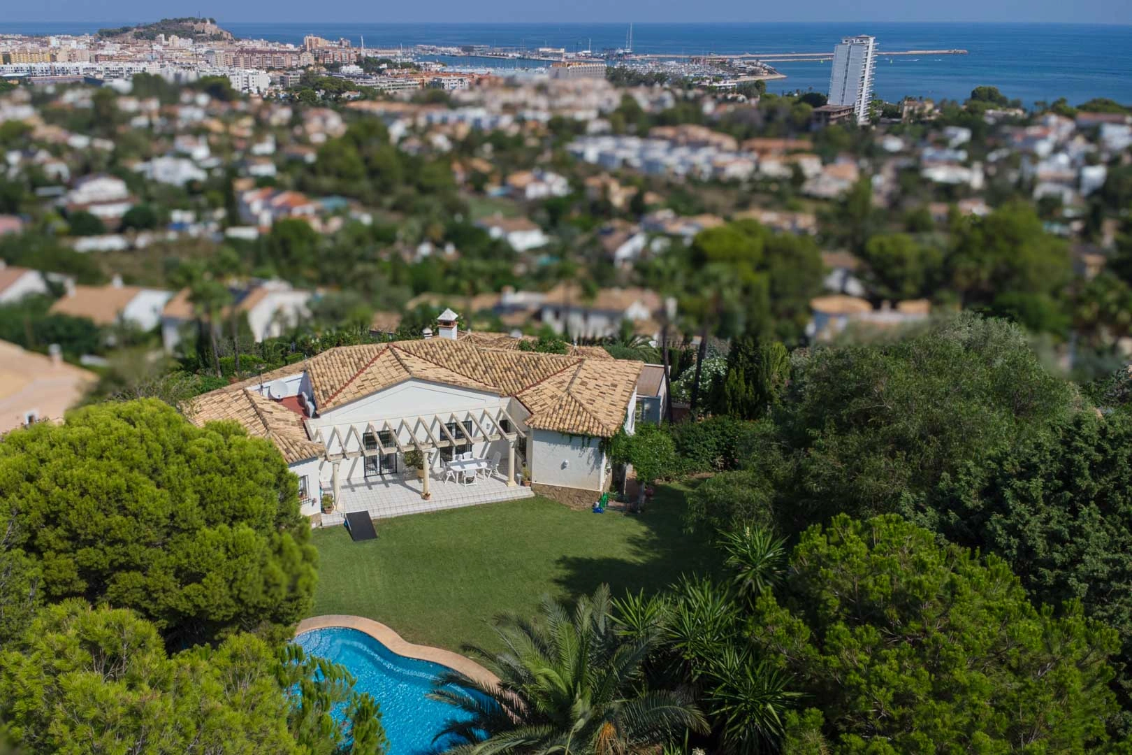 Villa con vistas panoramicas al mar a la venta en Denia.