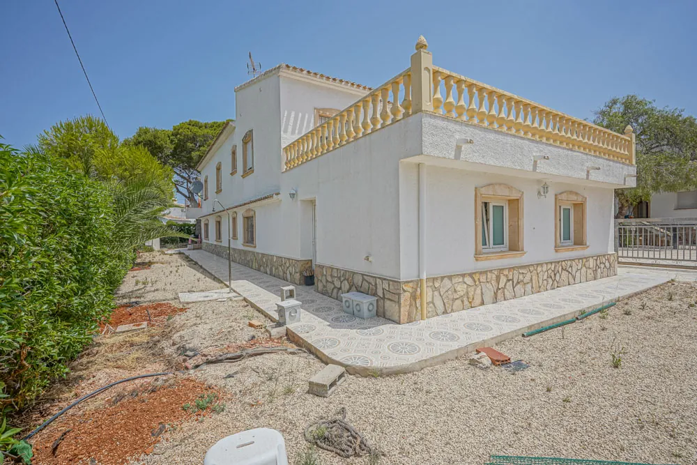 6 slaapkamer villa op 50 meter van het strand te koop in Jávea