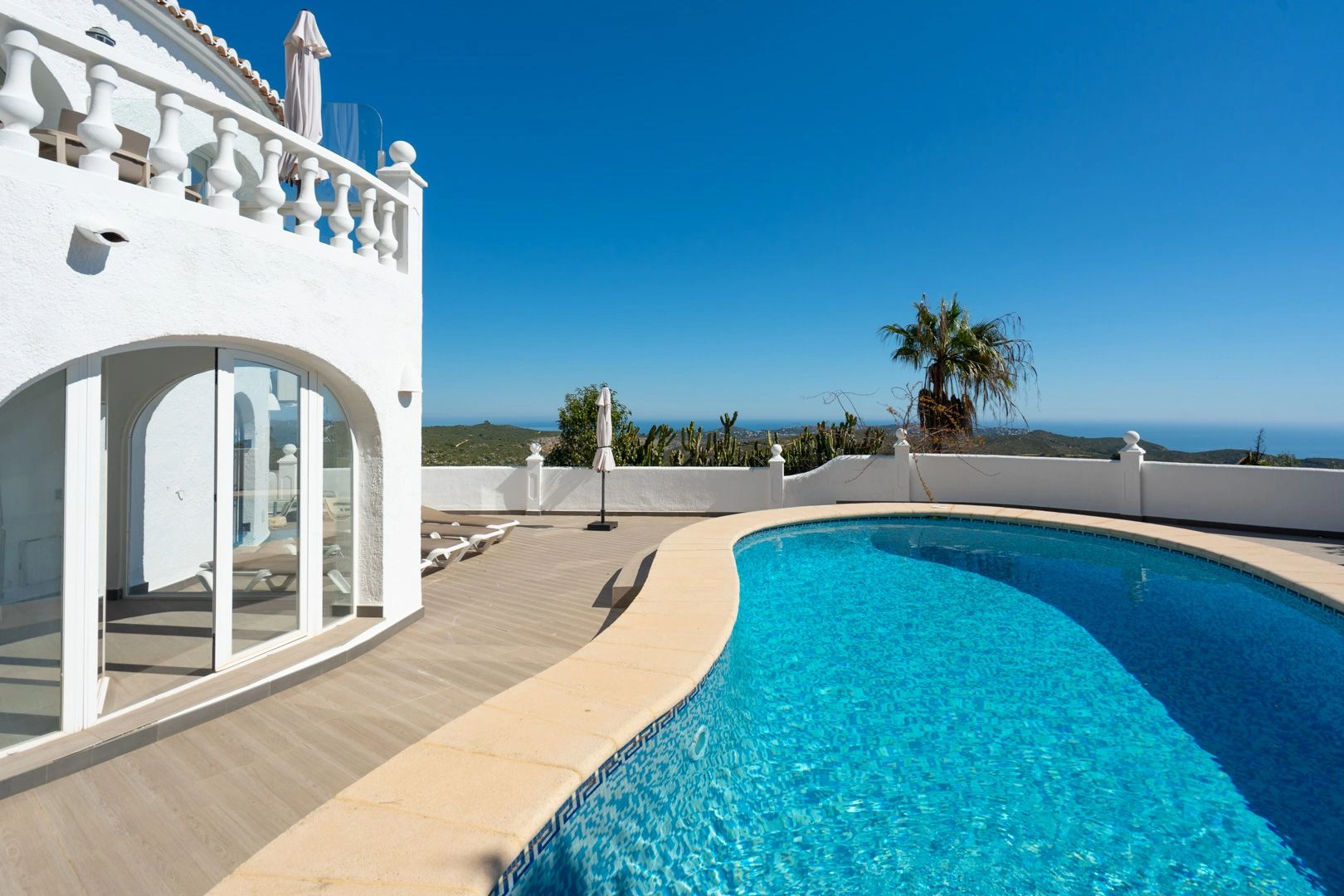 Villa tradizionale esclusiva con spettacolari viste sul mare a Cumbre del Sol