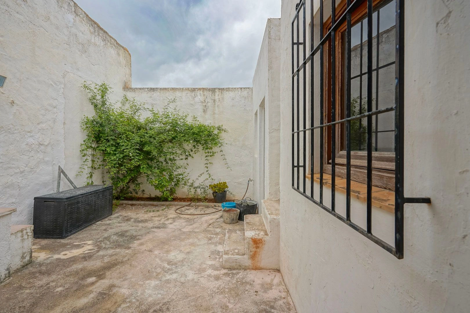 Parcela di 2600 m2 con casa in vendita a pochi passi dalla spiaggia di sabbia a Jávea.