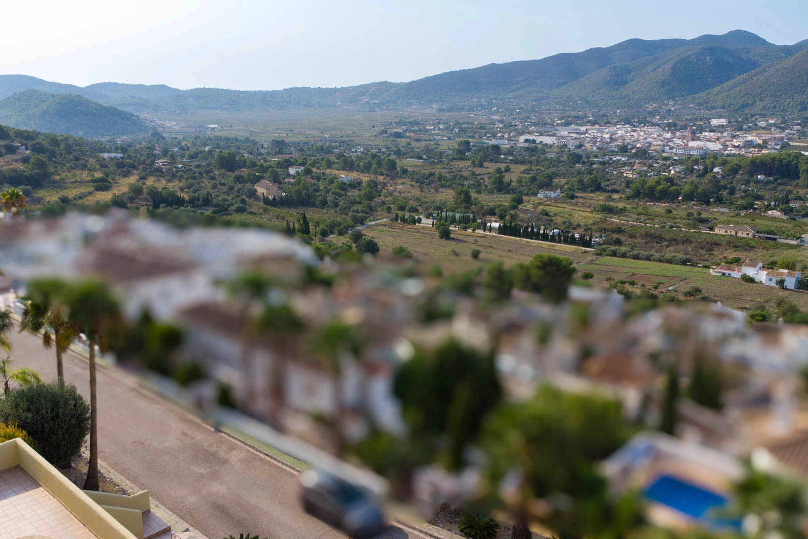 Urban plot with open views of the Jalón Valley.