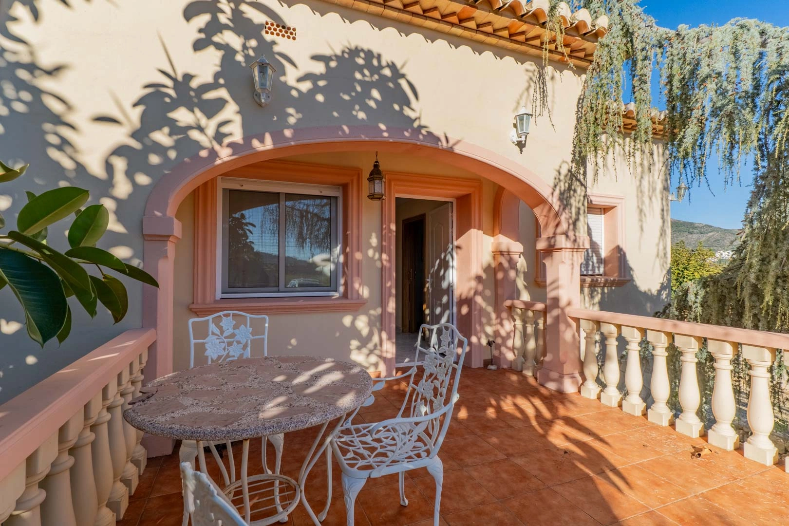 Villa de estilo mediterráneo a la venta en Jalón