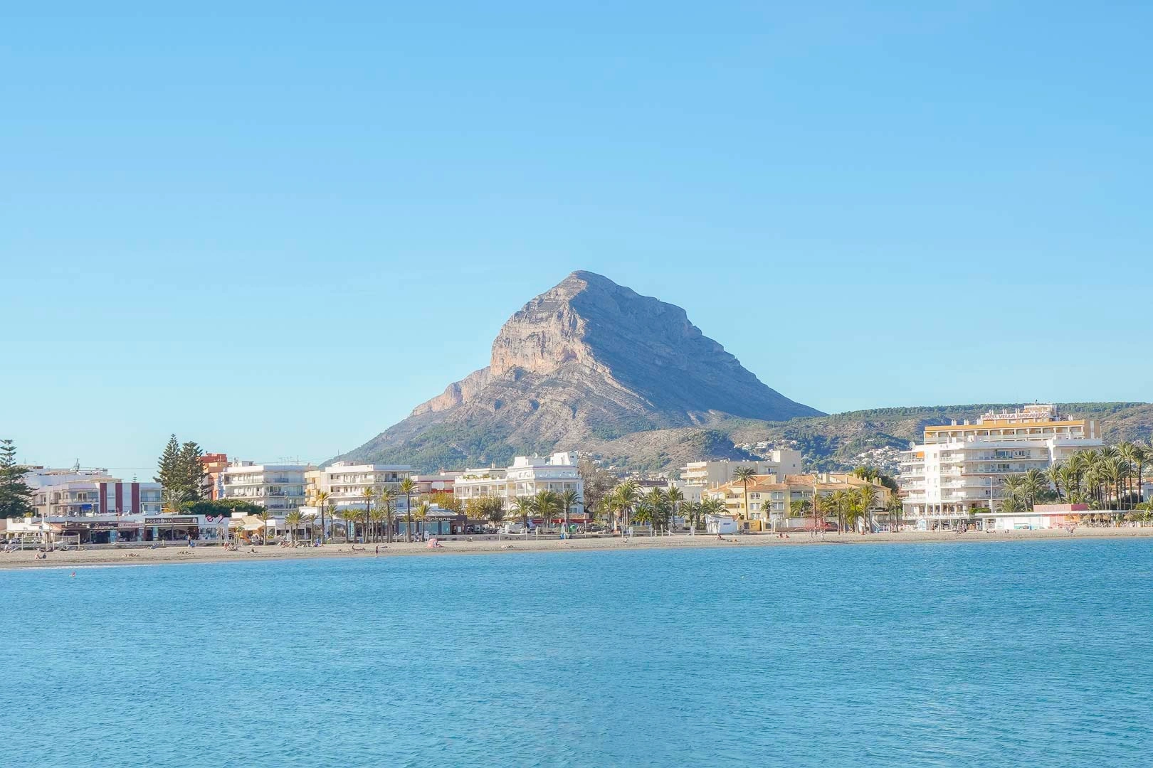 Parcela con licencia de obra a poca distancia de la playa