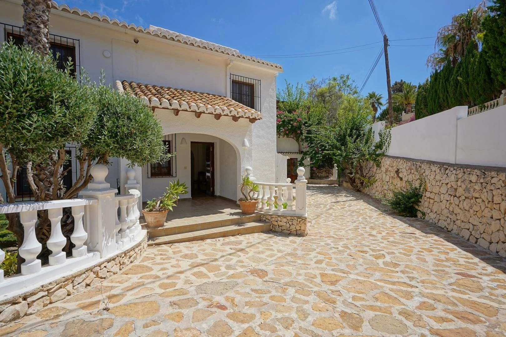 Exklusive renovierte mediterrane Villa mit 4 Schlafzimmern und Meerblick zum Verkauf in Moraira.