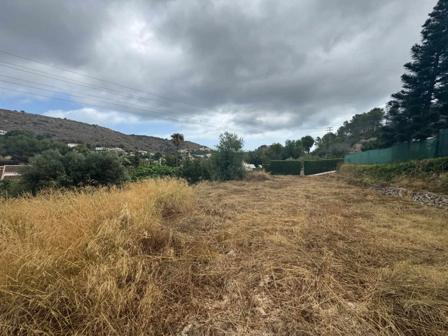 Exclusive plot in Montgó Castellans with panoramic views and great privacy.