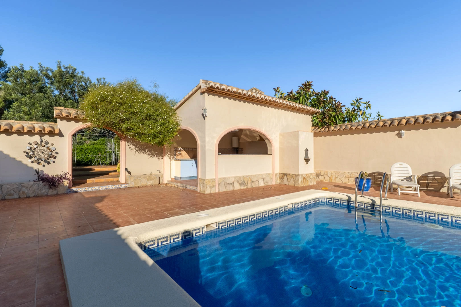 Villa de estilo mediterráneo a la venta en Jalón