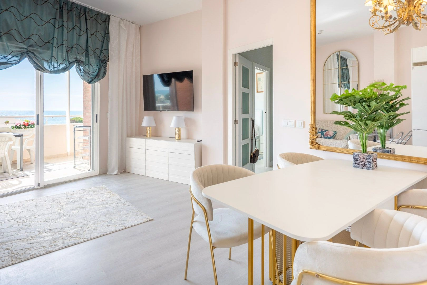 Apartamento de dos dormitorios en primera línea en venta en Altea