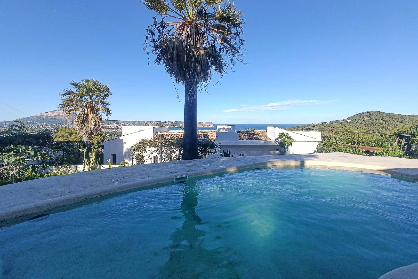 Superbe villa de style rustique avec vue sur la mer et le Montgo.